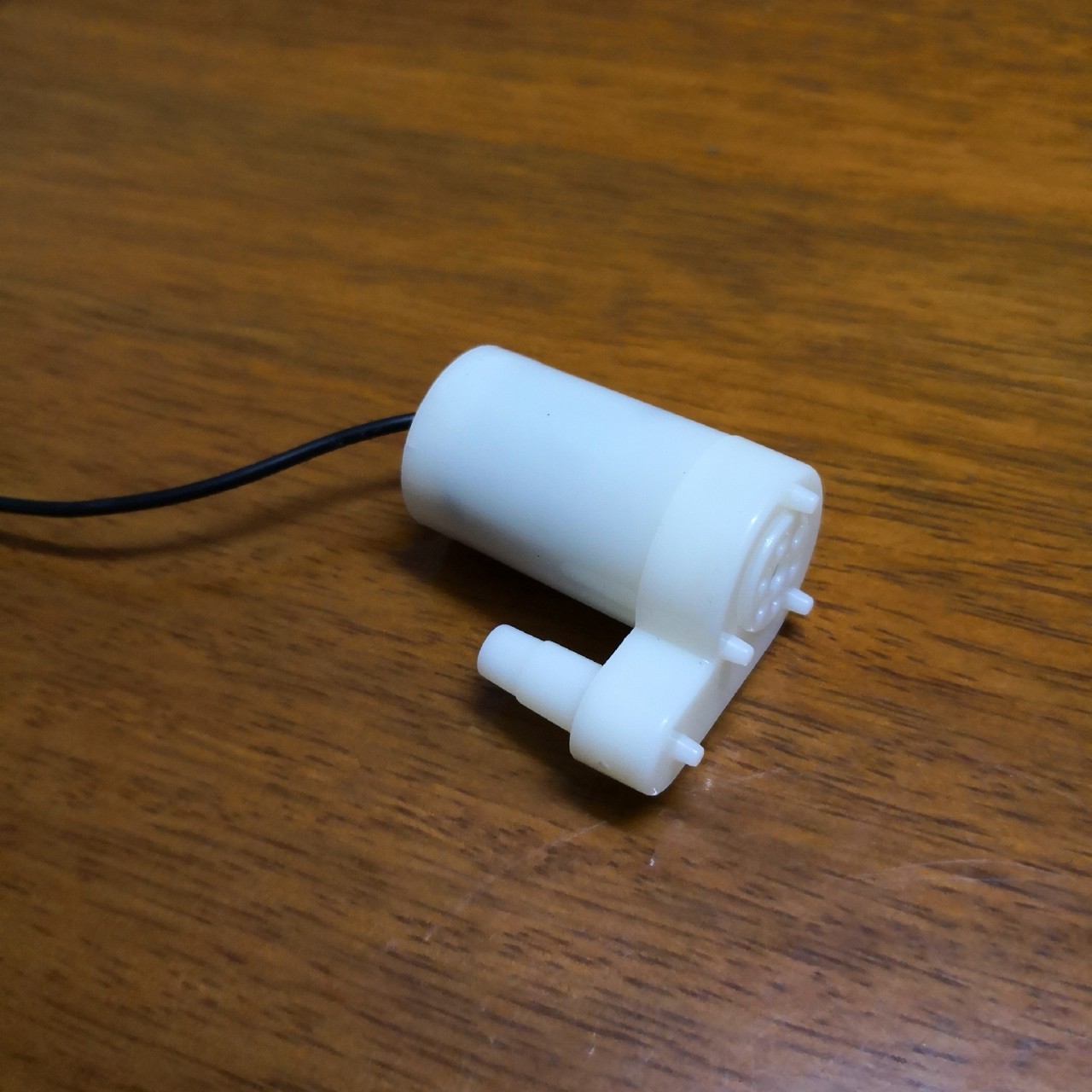 Factory direct sales, 2.5V a 6V DC small water pump, miniature submersible pump, vertical submersible pump