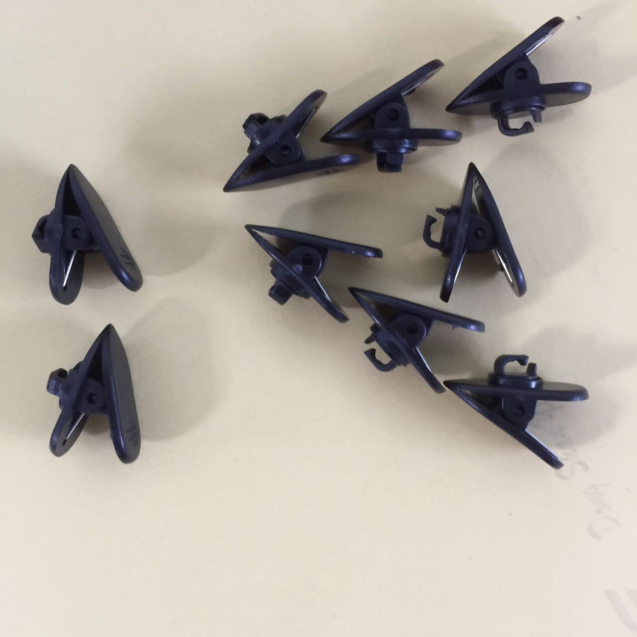 Headset clip plastic 360-degree rotating clip universal distribution black and white MZJ-032-1 spot