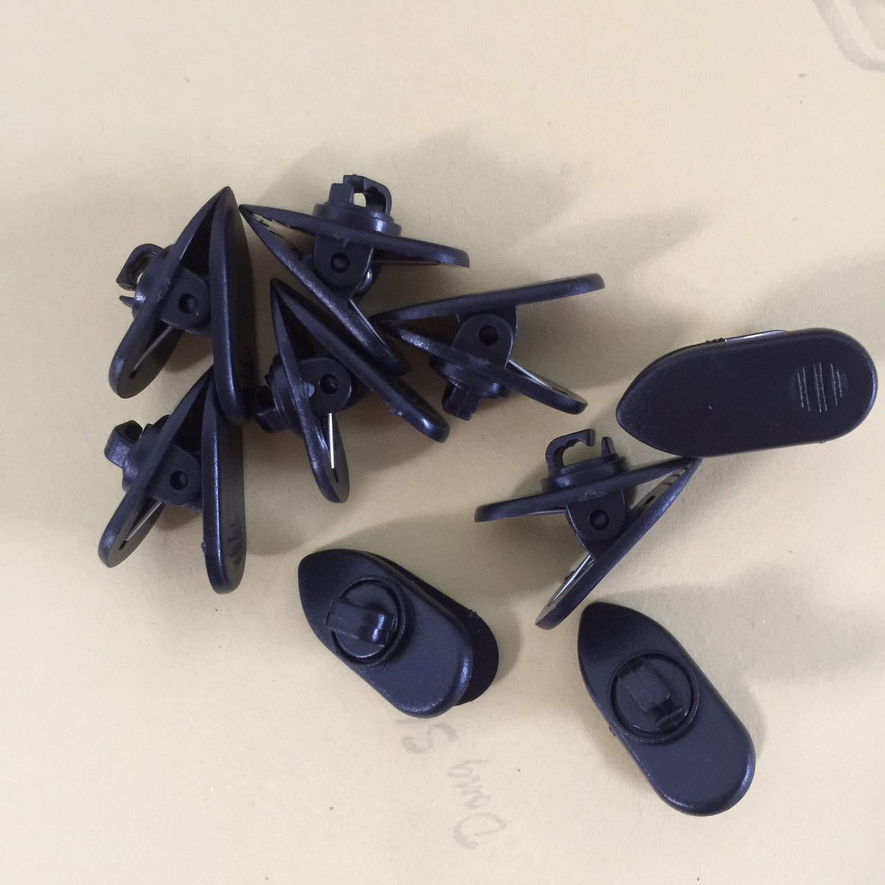 Headset clip plastic 360-degree rotating clip universal distribution black and white MZJ-032-1 spot