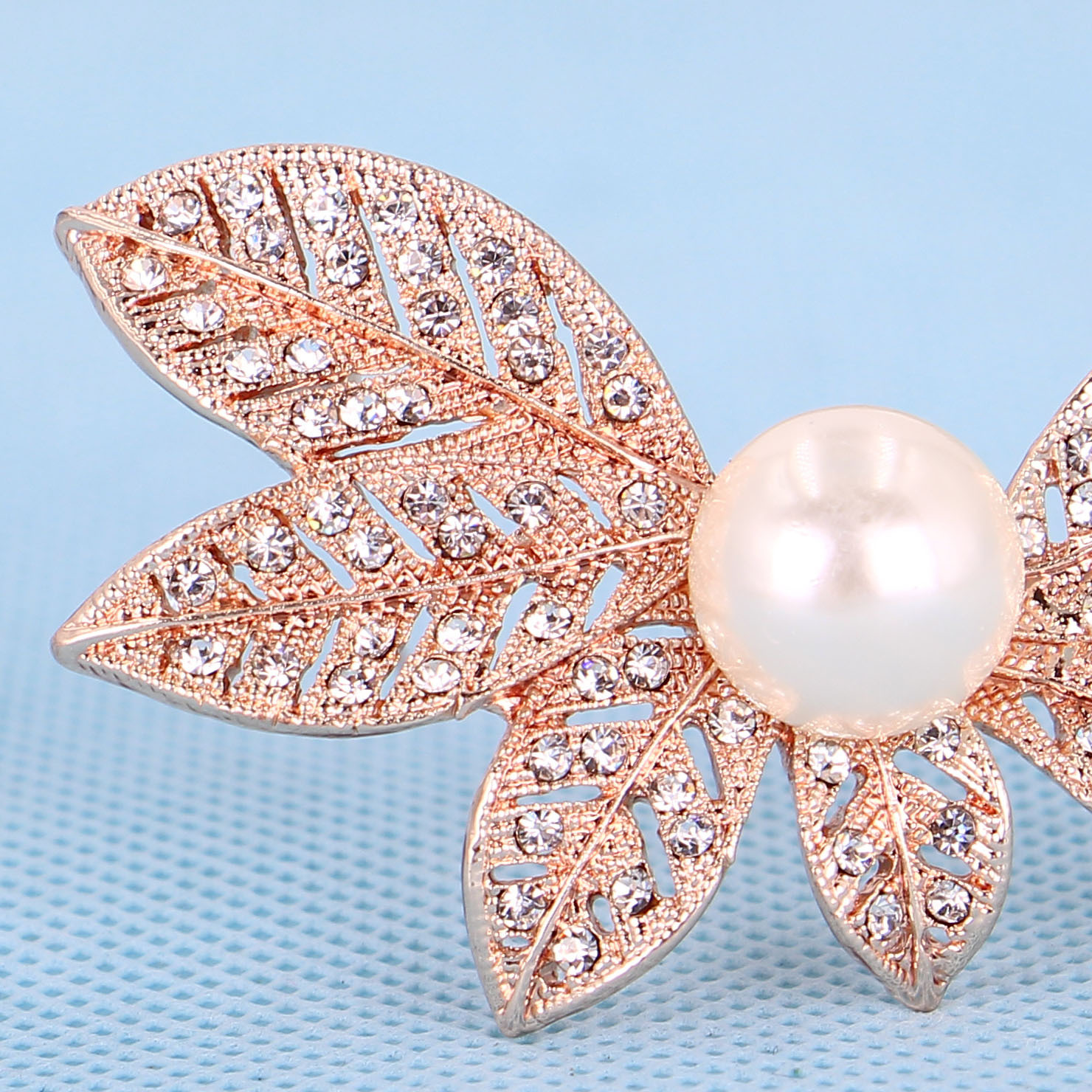 Korean fashion leaves full diamond rose Pearl I exquisite corsage collar brooch women's jewelry sales Wholesale