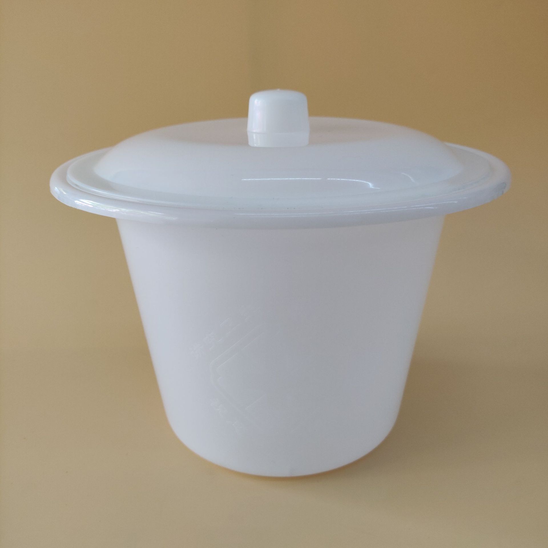 2л пластиковый спиттельник с крышкой 2000мл с делением для больничного использования белый спиттельник для дома