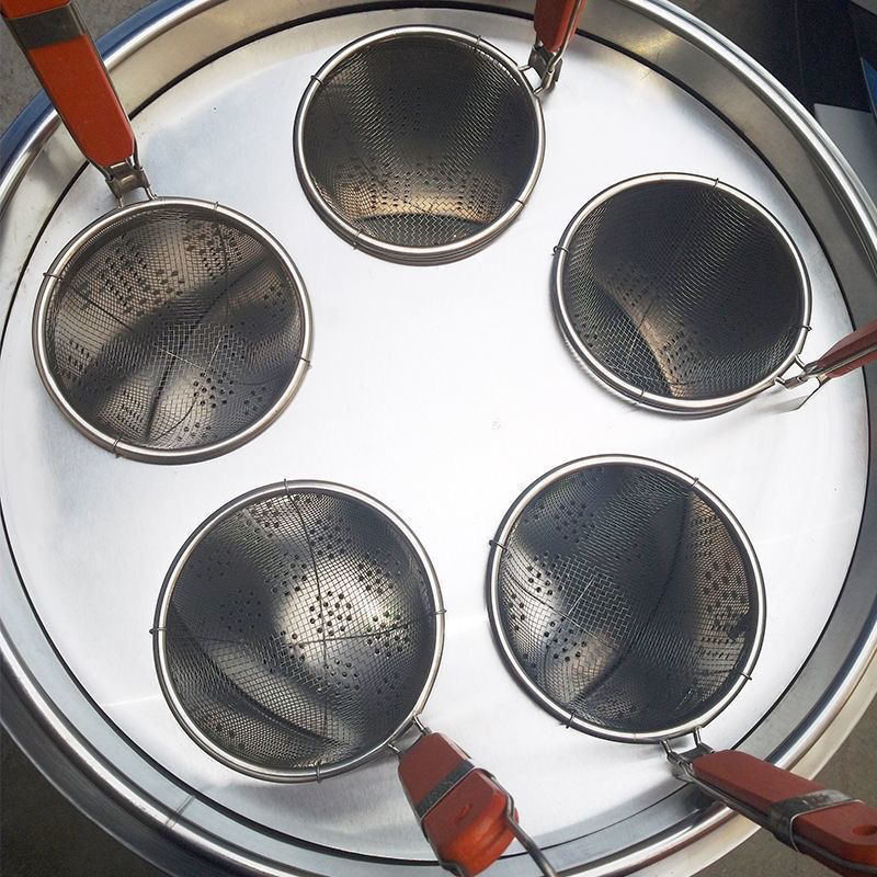 Noodle Bucket with Spicy Hot Pot Noodle Stove Partition, Chaotic Dumpling Compartment, Commercial Noodle Shop Noodle Cooking Strainer, Convenient for Noodle Cooking
