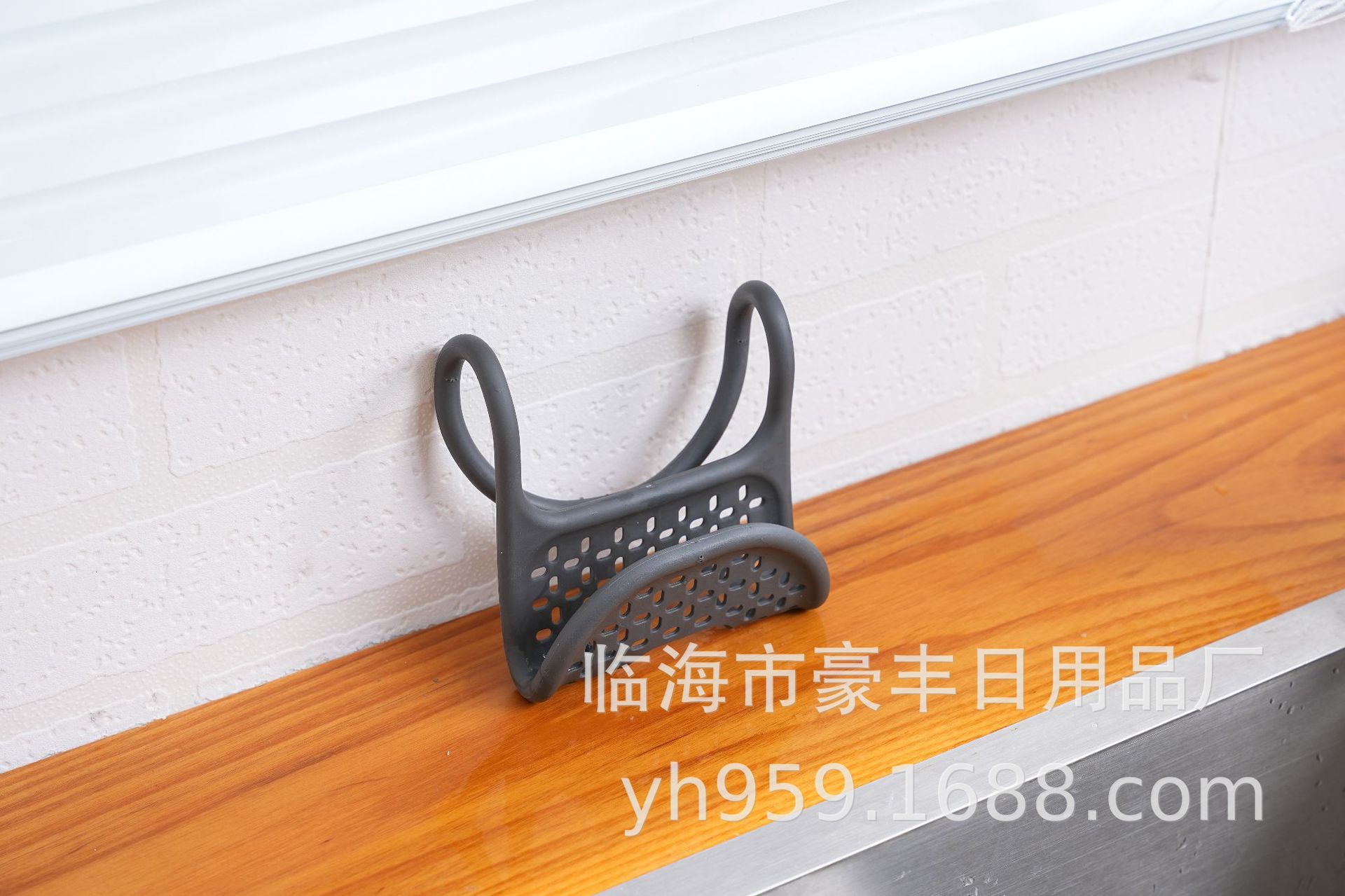 Factory wholesale kitchen drain basket hanging folding curved faucet scouring pad draining rack wall hanging kitchen sink