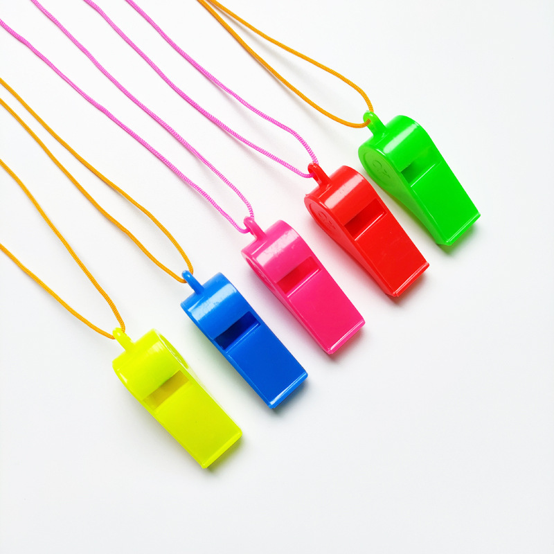 Оптовая продажа игрушек для прилавка цветные детские игрушки свисток атрибуты для праздника пластиковый свисток чемпионат мира по футболу