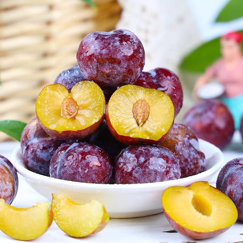Fresh Hollow-Skinned Red-Skinned Plums from Sichuan, Crisp and Sweet Red-Skinned Plums, Half-Red May Crisp Plums in Stock