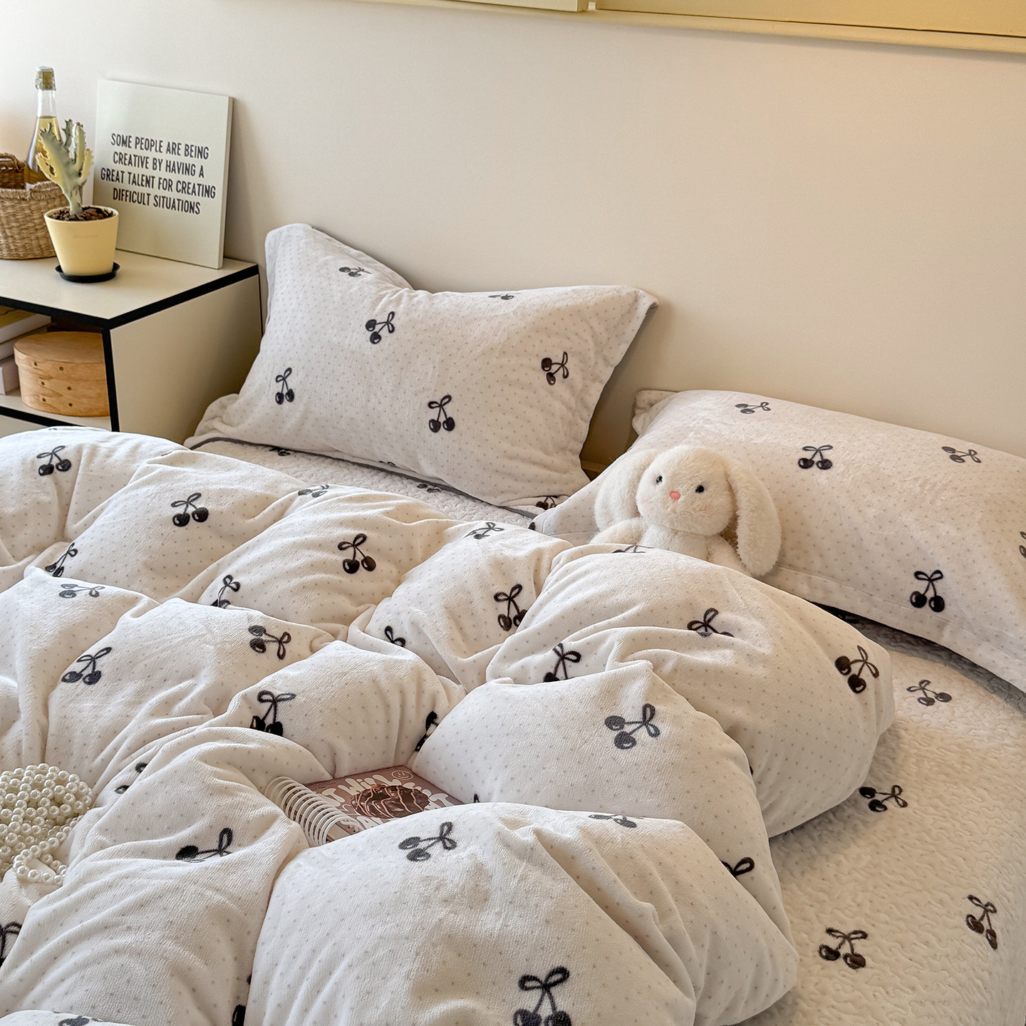 Мягкий и уютный комплект постельного белья на осень и зиму, четырехпредметный комплект Milk Velvet, простой и свежий, девичий стиль, с флисовым подкладом, утолщенный, теплый велюр