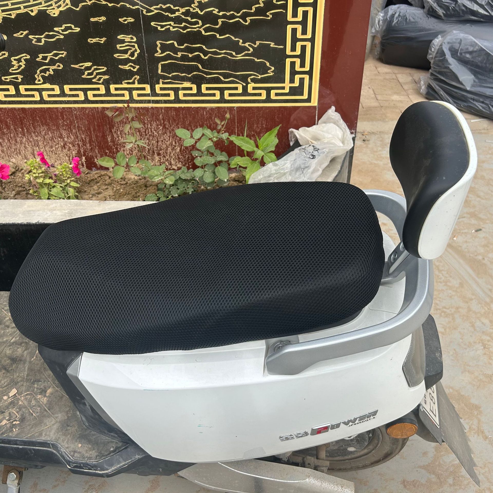 Manufacturers deliver four seasons universal 3D battery car waterproof sunscreen pedal electric motorcycle seat cover sandwich seat cushion