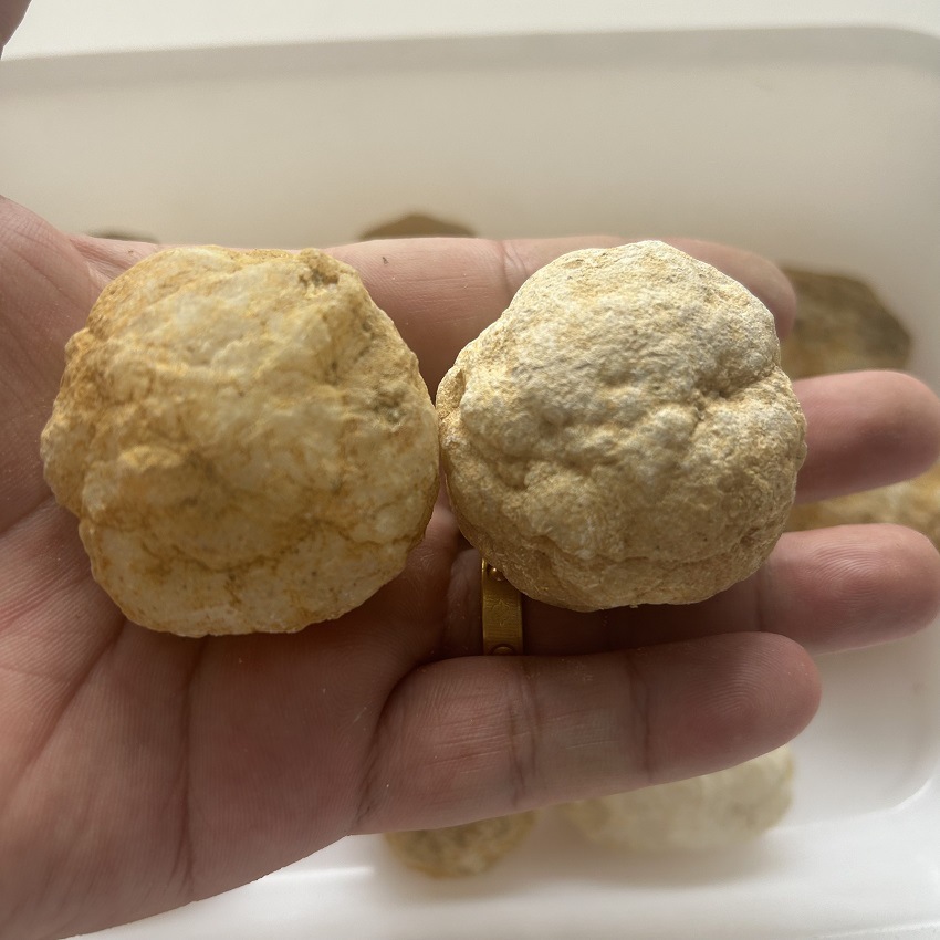 Natural Agate Cave Raw Stone Agate White Crystal Cave Scientific Specimen Raw Ore