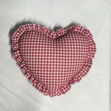 Подушка в виде решетки с любовью