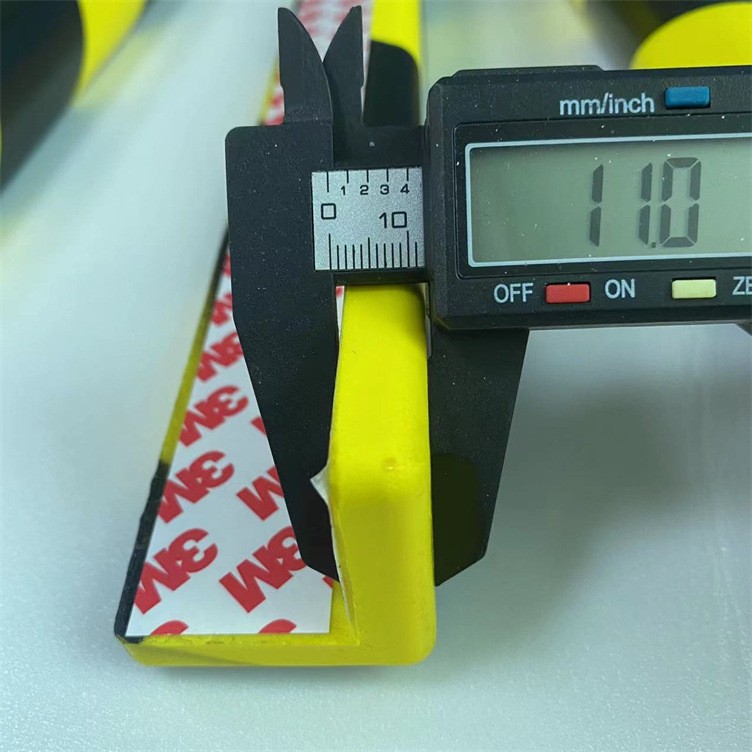 Punch-Free Self-Adhesive Black and Yellow Anti-Collision Strips with 3m Adhesive for Strong Fixation, Ready to Use, to Protect Doors, Windows and Table Corners