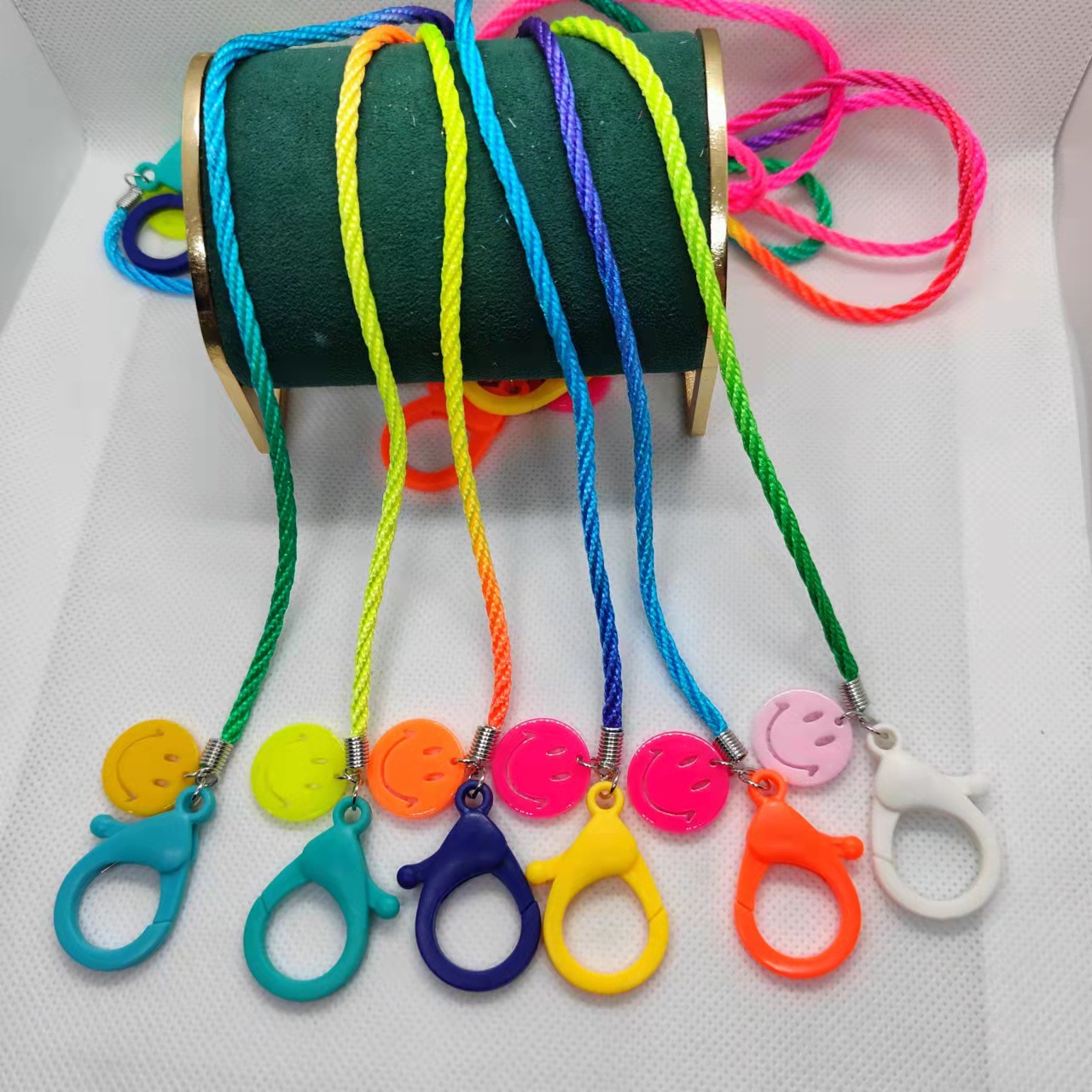 Картинка в корейском стиле для детей, акрилевый лейбл с улыбкой, градиентный шнурок для маски, цепочка для очков, маска с подвесной цепочкой