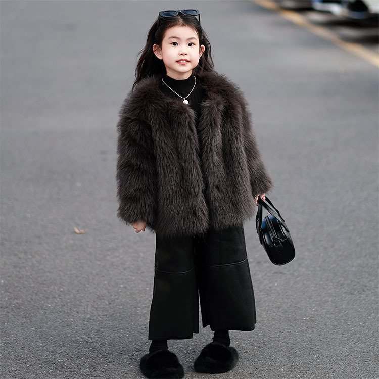 Детская меховая верхняя одежда 2025 Новая корейская имитация лисьего меха для девочек, зимний теплый топ для дочерей
