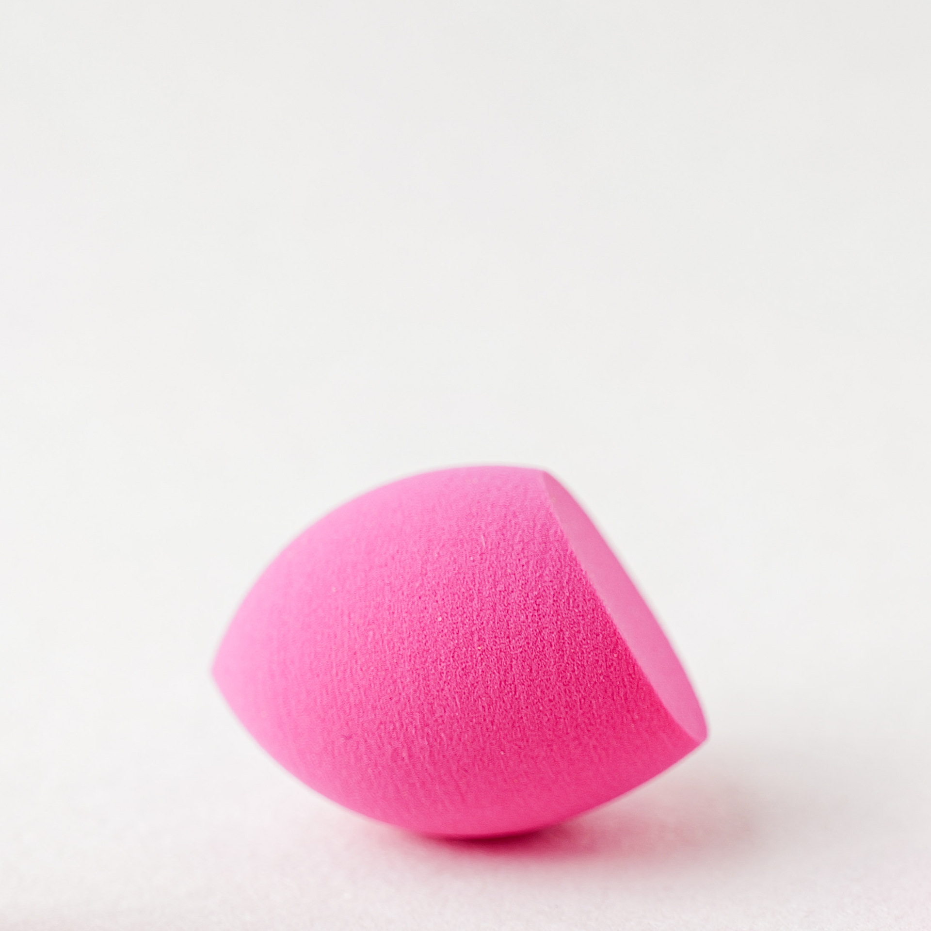 small size Beauty Egg Mini No Powder Dry and Wet Dual-Use Makeup Slant Cut Water Drops Soak in Water to Bigger Non-Latex Makeup Egg