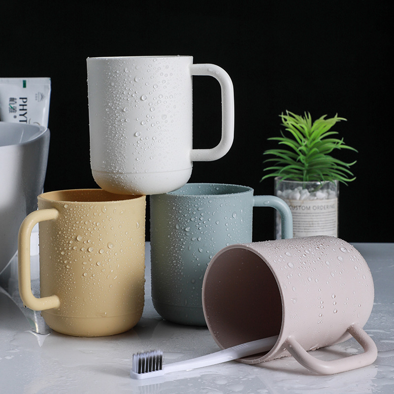 Оптовая продажа пластикового утолщенного и устойчивого к падениям стакана для полоскания рта с ручкой для дома и общежития