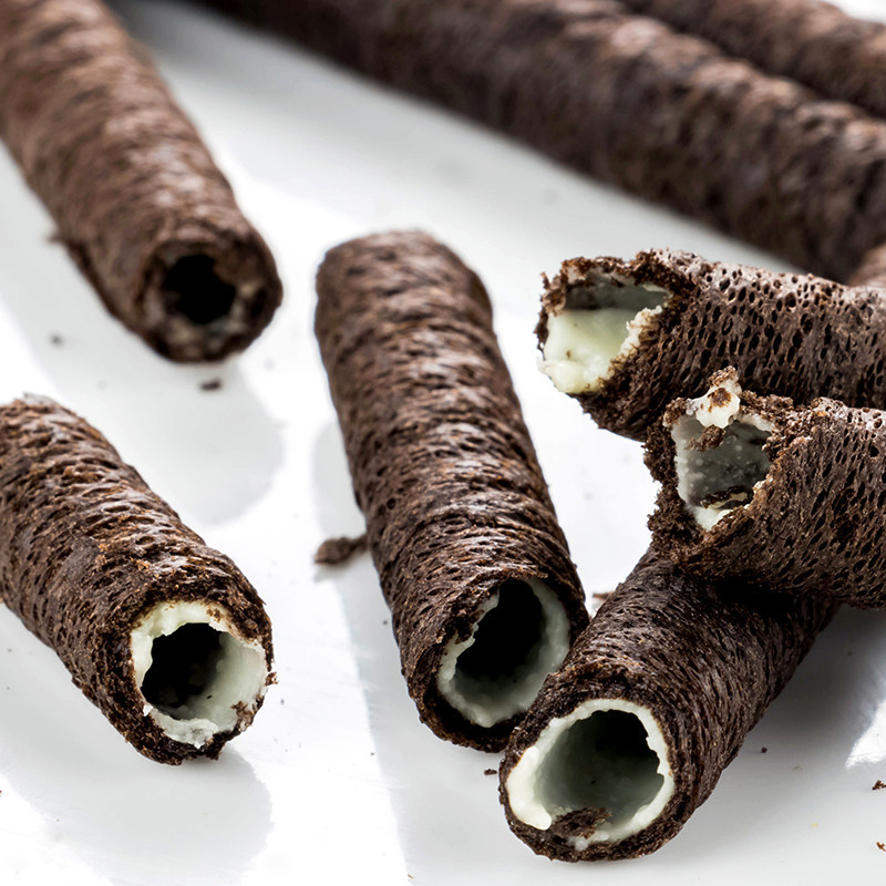 Wangwang black and white with vanilla chocolate flavor sandwich biscuits children's casual snacks 16G bagged food wholesale