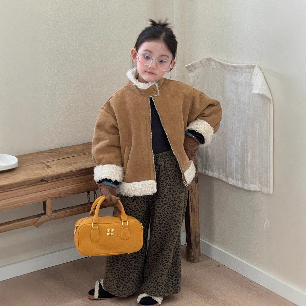 Детское пальто 2025 года, новая зимняя модель для девочек, корейский стиль, короткая куртка с воротником, стиль мотоциклетной одежды