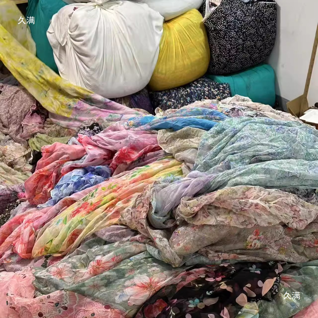 Mulberry Silk Large Pieces of Printed Crepe De Chine Fabric for Making Clothes and Dresses by the Piece