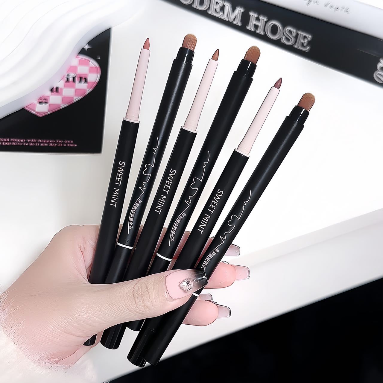 Sweet Mint Художник бархатный карандаш для губ и кисть 2 в 1, матовый цвет, естественный контур формы губ, длительное действие