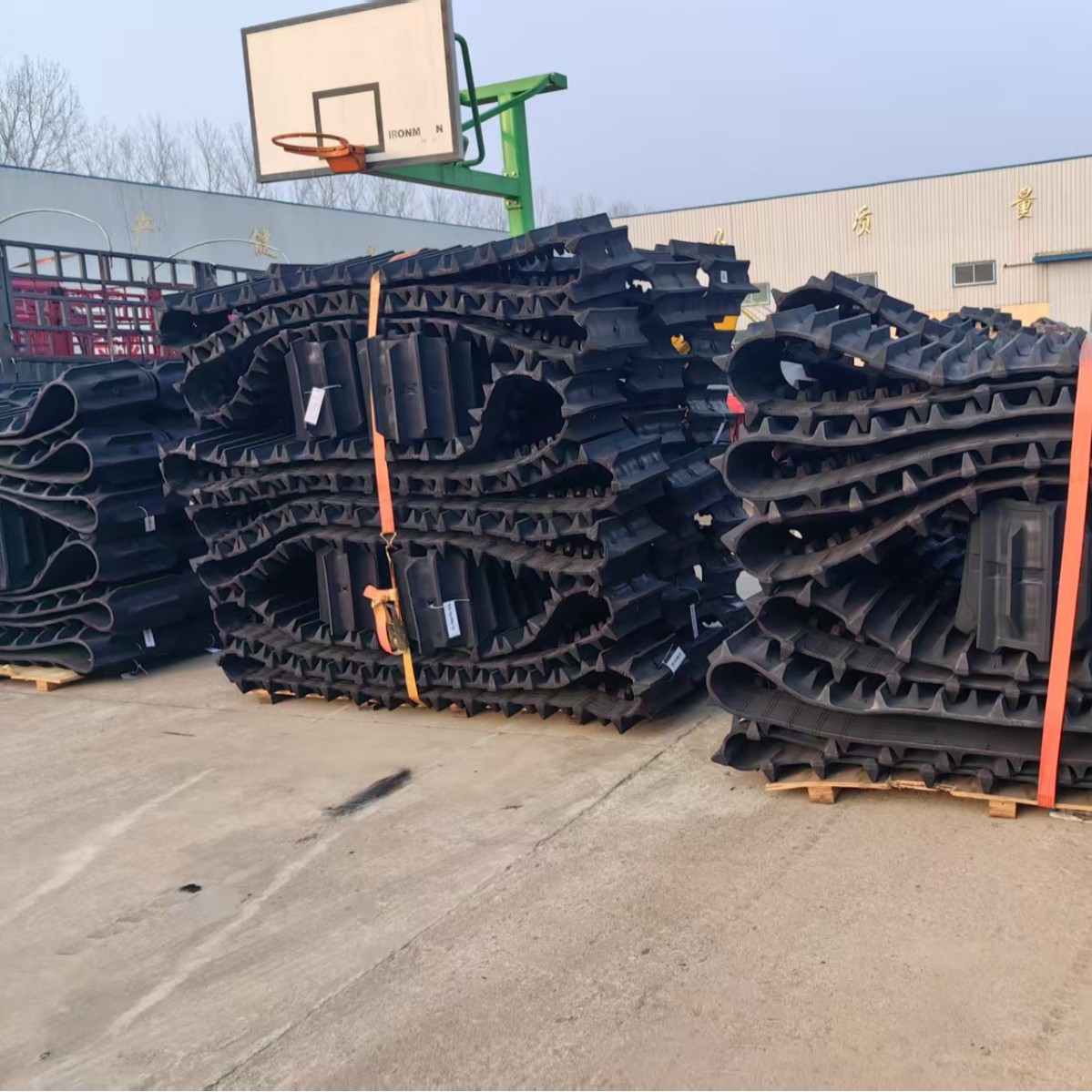 Manufacturers produce agricultural engineering rubber crawler excavator tractor harvester crawler conveyor crawler for crawler tray