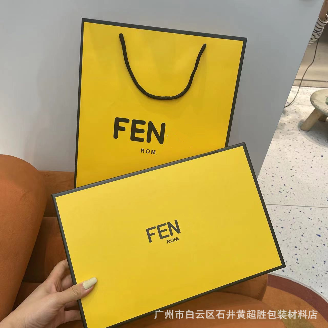 Authentic European and American Designer Brand Scarf Boxes, Clothing Gift Boxes, Bag Boxes, Gift Shopping Bags, Complete Set in Stock