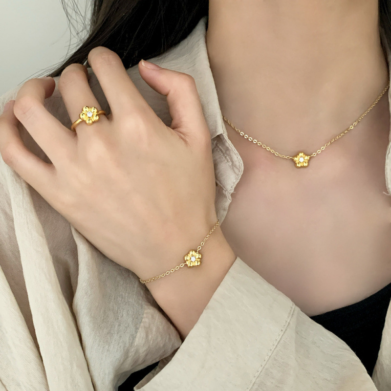 Korean Style Simple and Exquisite Niche Design Small Flower Necklace Bracelet Commuting Versatile Temperament Light Luxury High-End Necklace