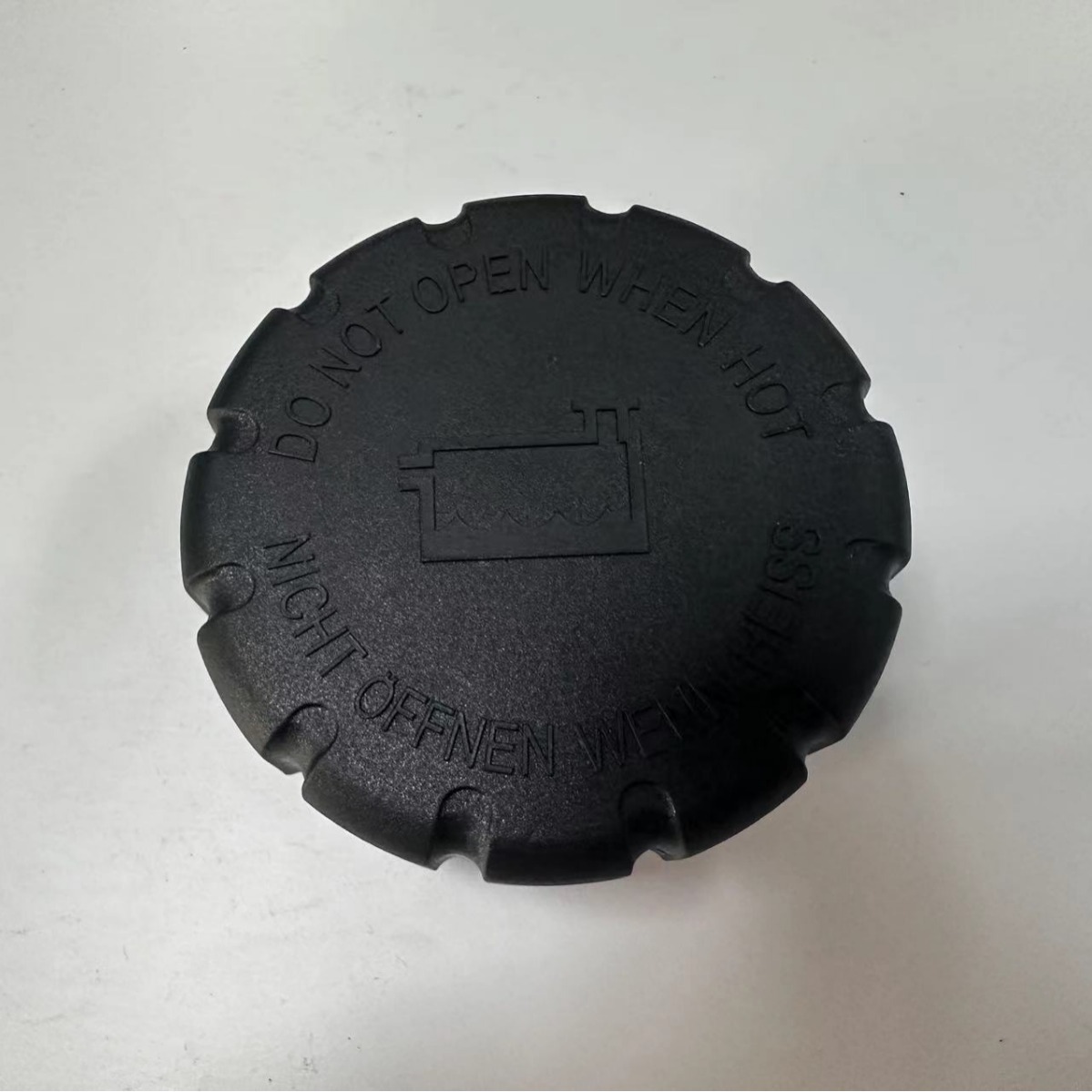 Suitable for Mercedes-Benz water tank cover A2105010615 2105010615 0005018215