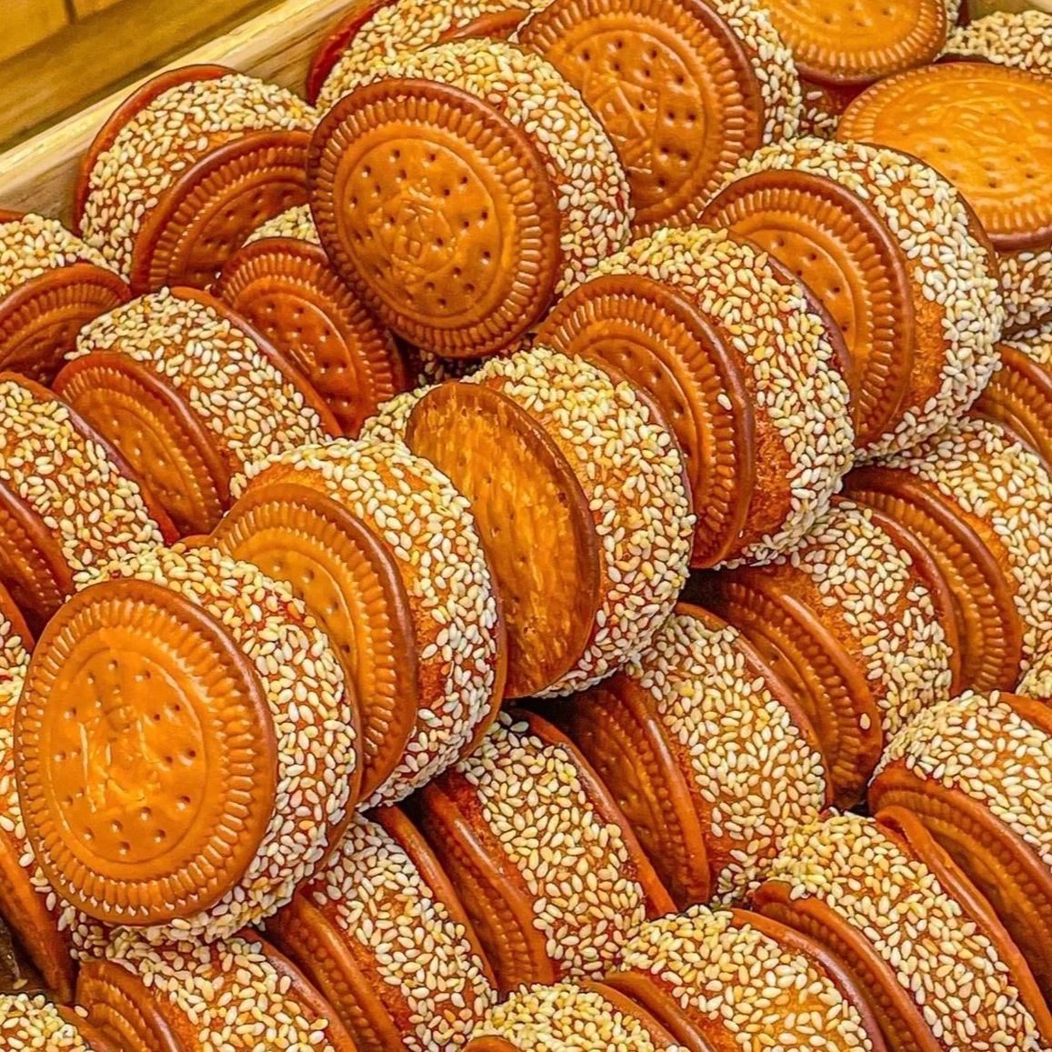 Старомодные ручные кунжутные тыквенные пирожки, свежеприготовленные традиционные кунжутные пирожки оптом, закуски из детства