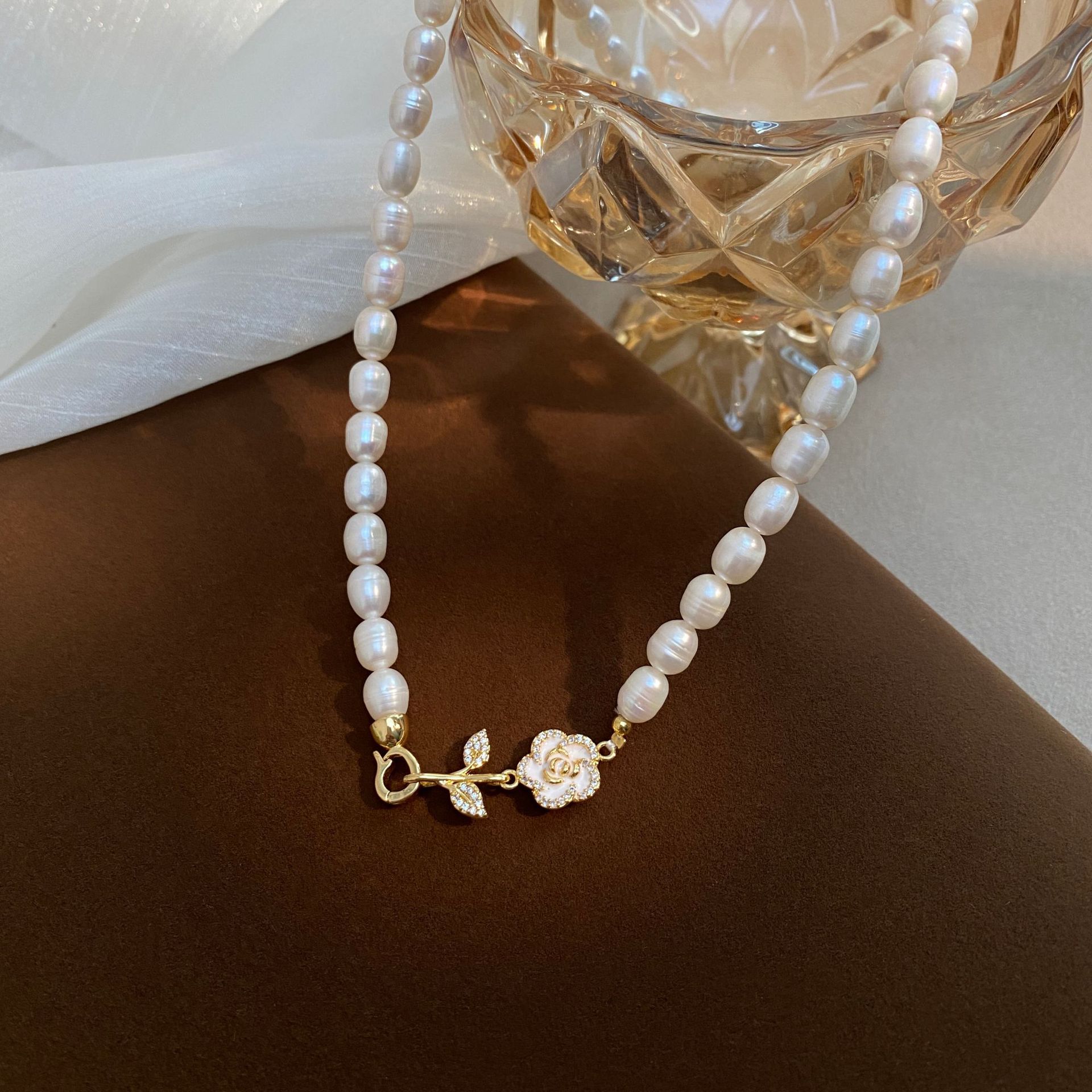 100 Natural Freshwater Pearl Exquisite Camellia Necklace Women's Elegant High-end Necklace Fashionable Exquisite Clavicle Chain