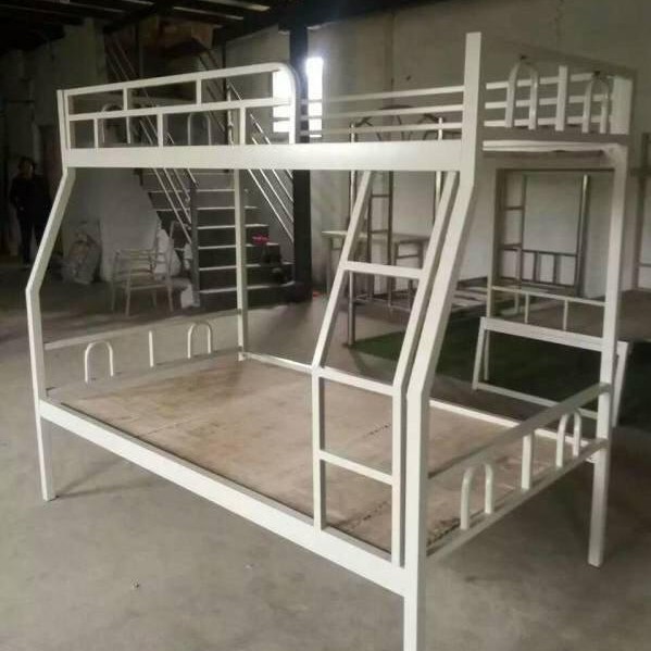 Переработка двухъярусных кроватей, двуспальных кроватей в общежитиях сотрудников, переработка железных кроватей в общежитиях, переработка лома, переработанные ресурсы