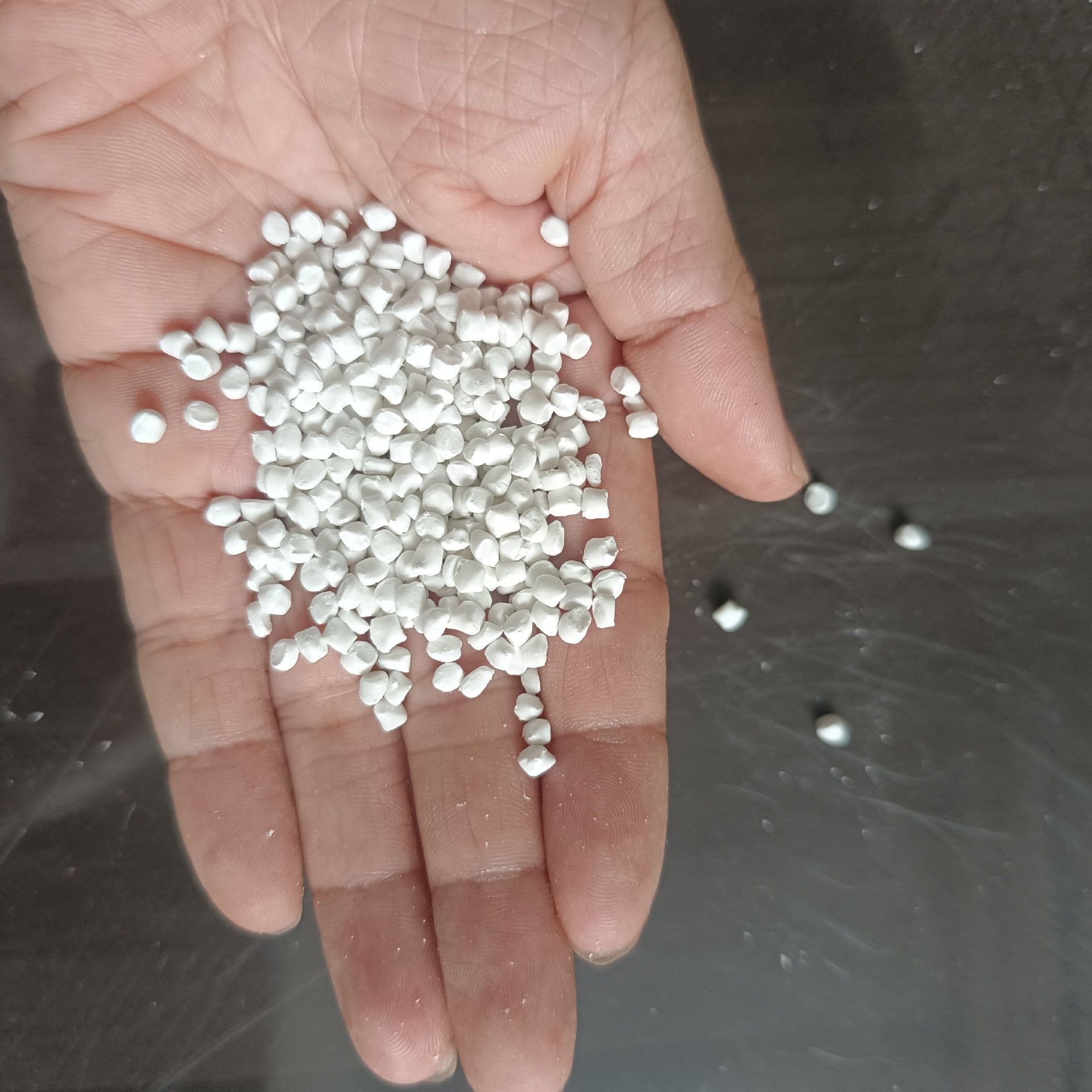 Pp/Pe Calcium Carbonate Filled Mother Capsuless, Plastic Blow Molding Capsuless, No Black Spots, Good Scattering, Hot and Cold Cut in Air