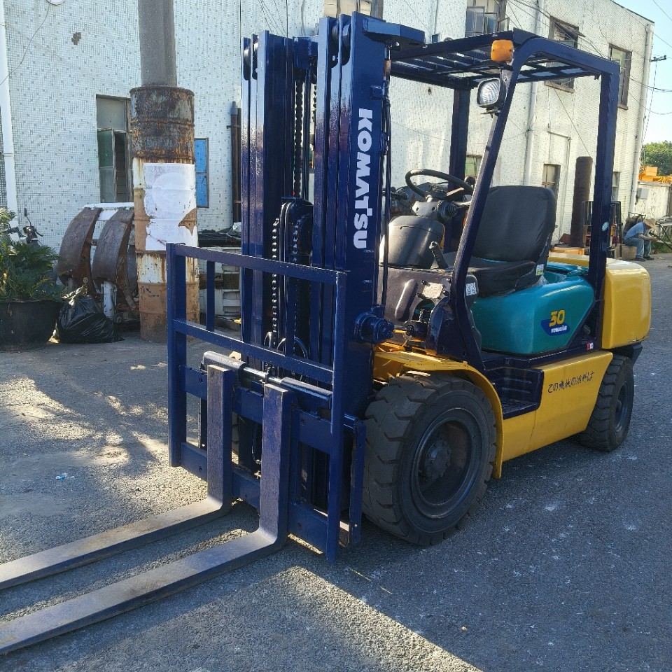 поставка новых и б/у Komatsu 3 тонны трехсекционный мачтовый дизельный погрузчик 4.5м