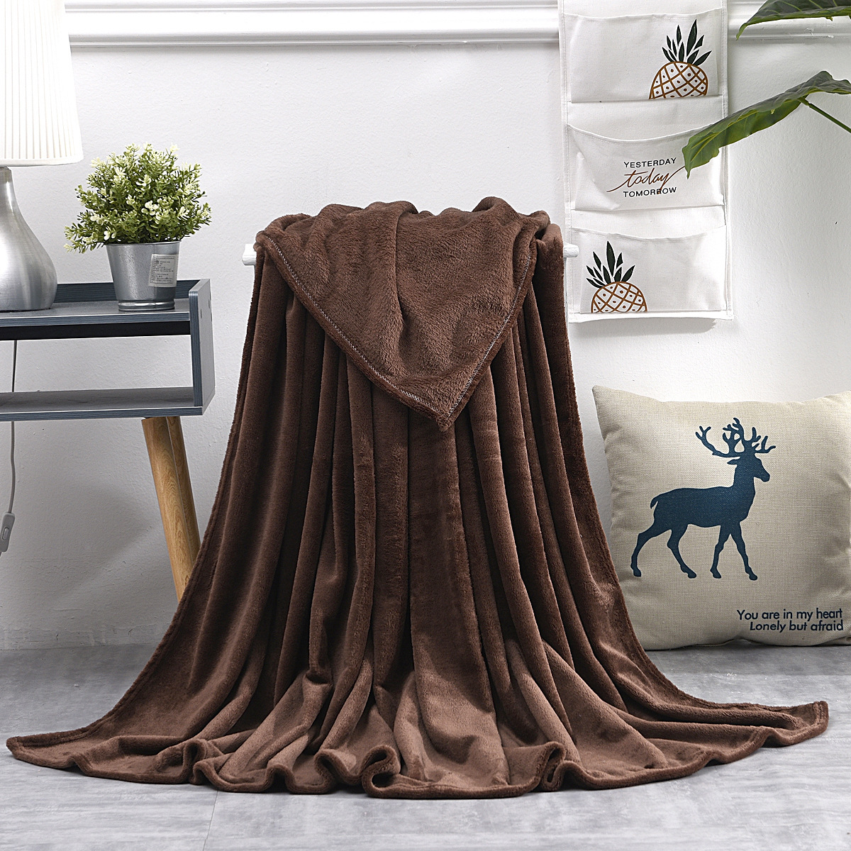 Factory direct spot wholesale plain gift flannel blanket coral fleece blanket thickened milk fleece blanket