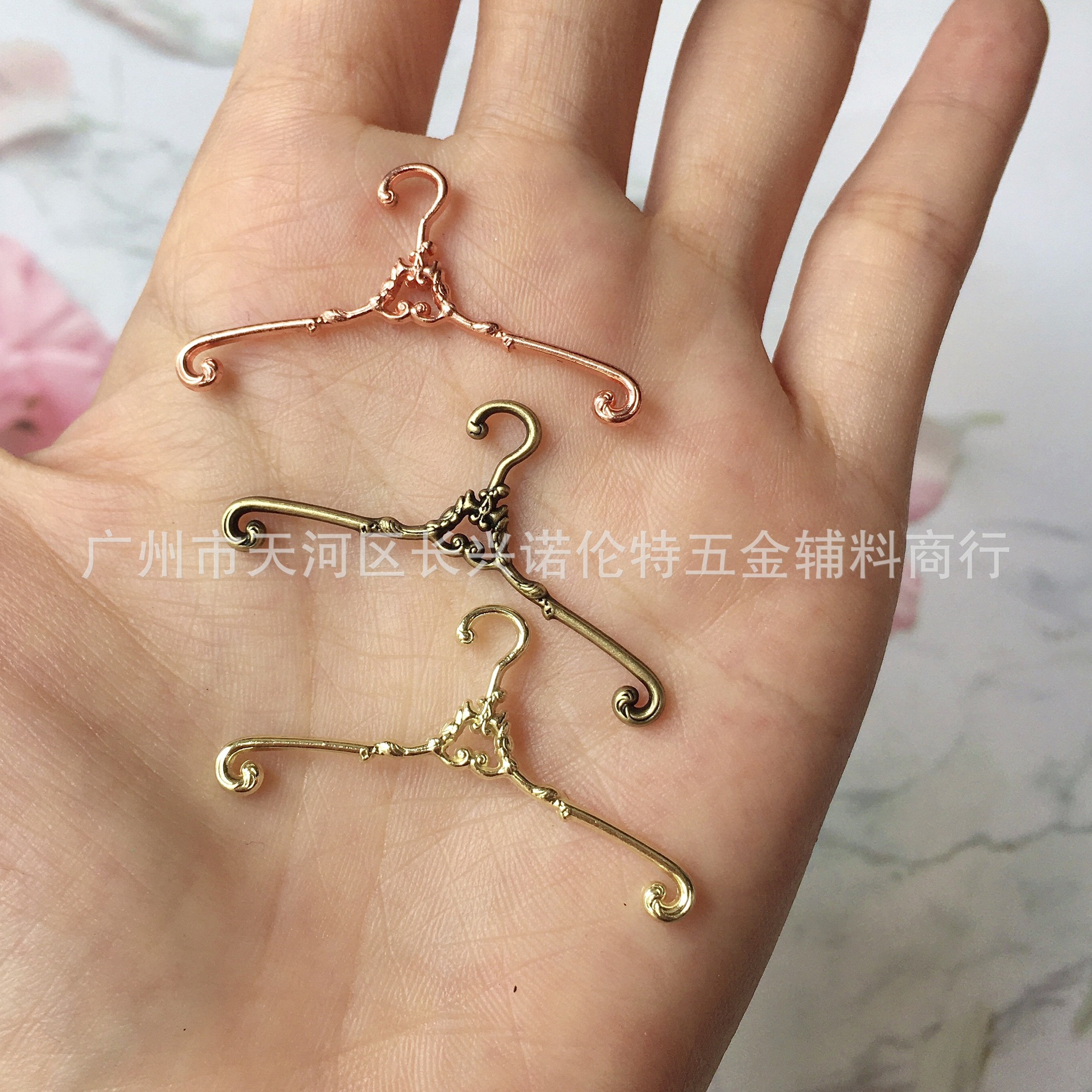 4cm high-grade retro metal mini hanger ob11 small size BJD12 doll clothes drying rack alloy