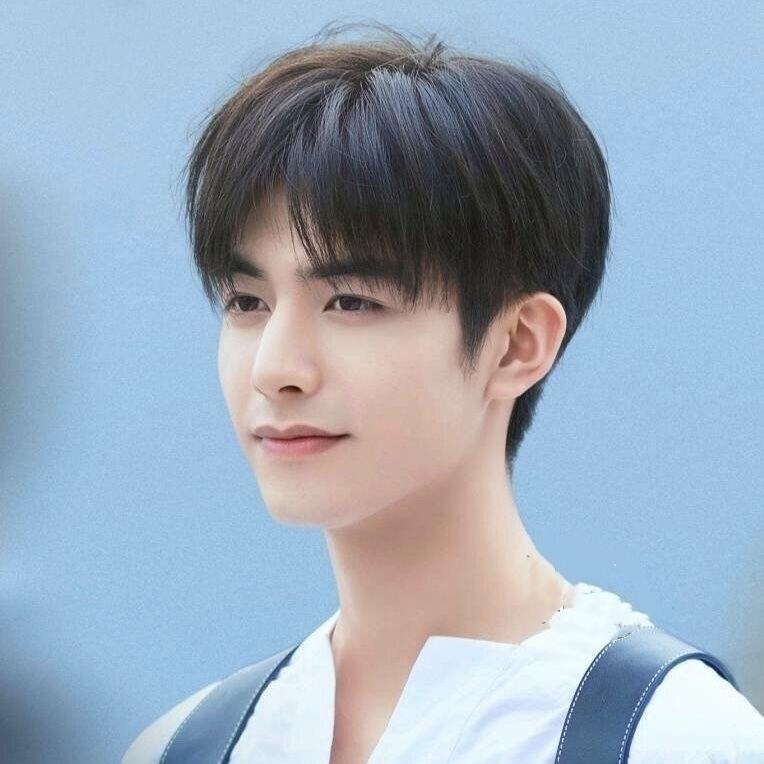 В наличии парик с челкой и короткими волосами натурально объемный корейский парик фабричное производство первая генерация волос