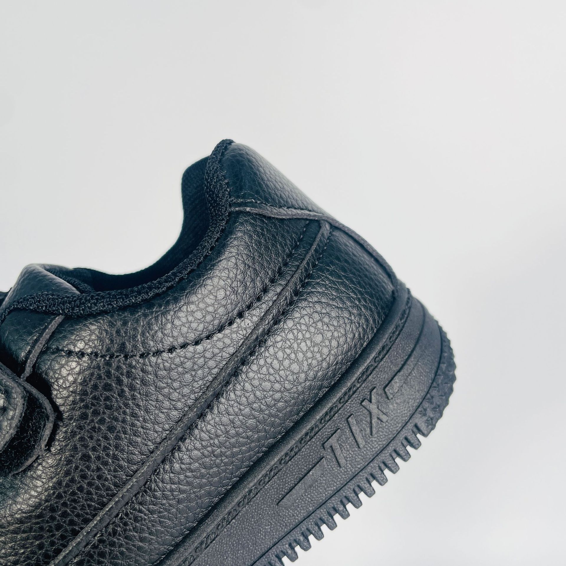 2025 black children's shoes new thick-soled soft-soled breathable wholesale factory direct student shoes skate shoes for export