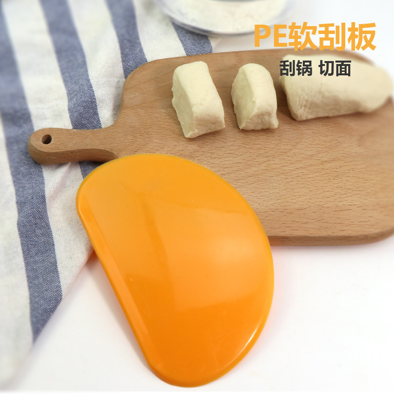 Оптовая пластиковая лопатка-скребок, резак для лапши, лезвие для скребка крема для торта, полукруглые инструменты для выпечки теста и муки