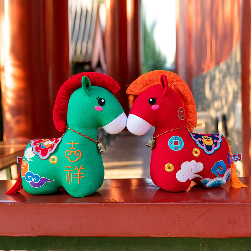 Кукла-талисман Лошади 2026 года Народный цветочный текстильный конь Мягкая игрушка Подарок