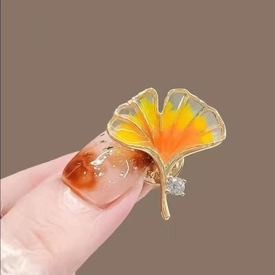 Maple Leaf Ginkgo Leaf Rhinestone Brooch Niche High-End Corsage Design Elegant Collar Anti-Exposure Pin Accessories Suit
