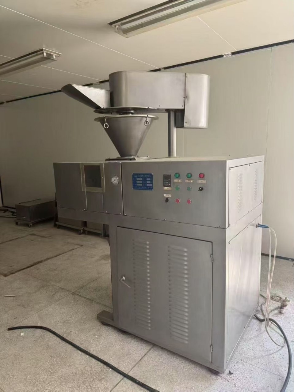 Сухой гранулятор 240, в настоящее время в заводе только одно оборудование, босс, который нуждается в этом, свяжитесь со мной