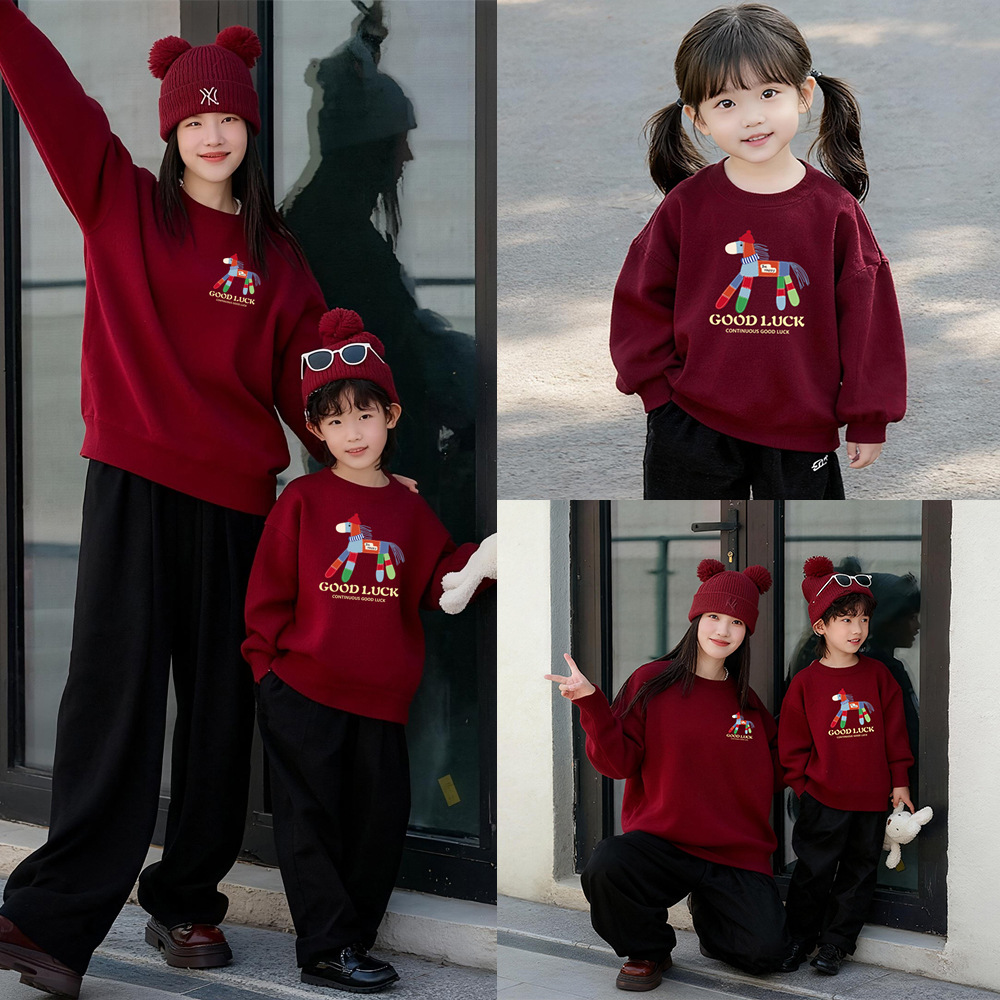 Наряд для родителей и детей 2026 года Лошади, милый свитер с флисовой подкладкой, праздничный ярко-красный наряд для матери и дочери