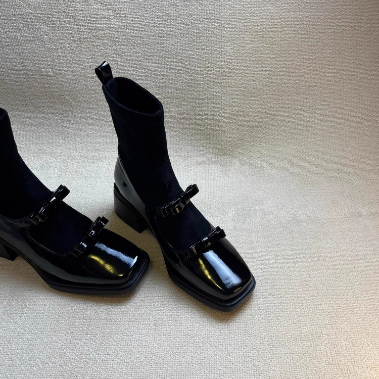 Маленькие эластичные ботинки с бантом, 2025 новый универсальный стиль, черные короткие ботинки с задней молнией и толстым каблуком