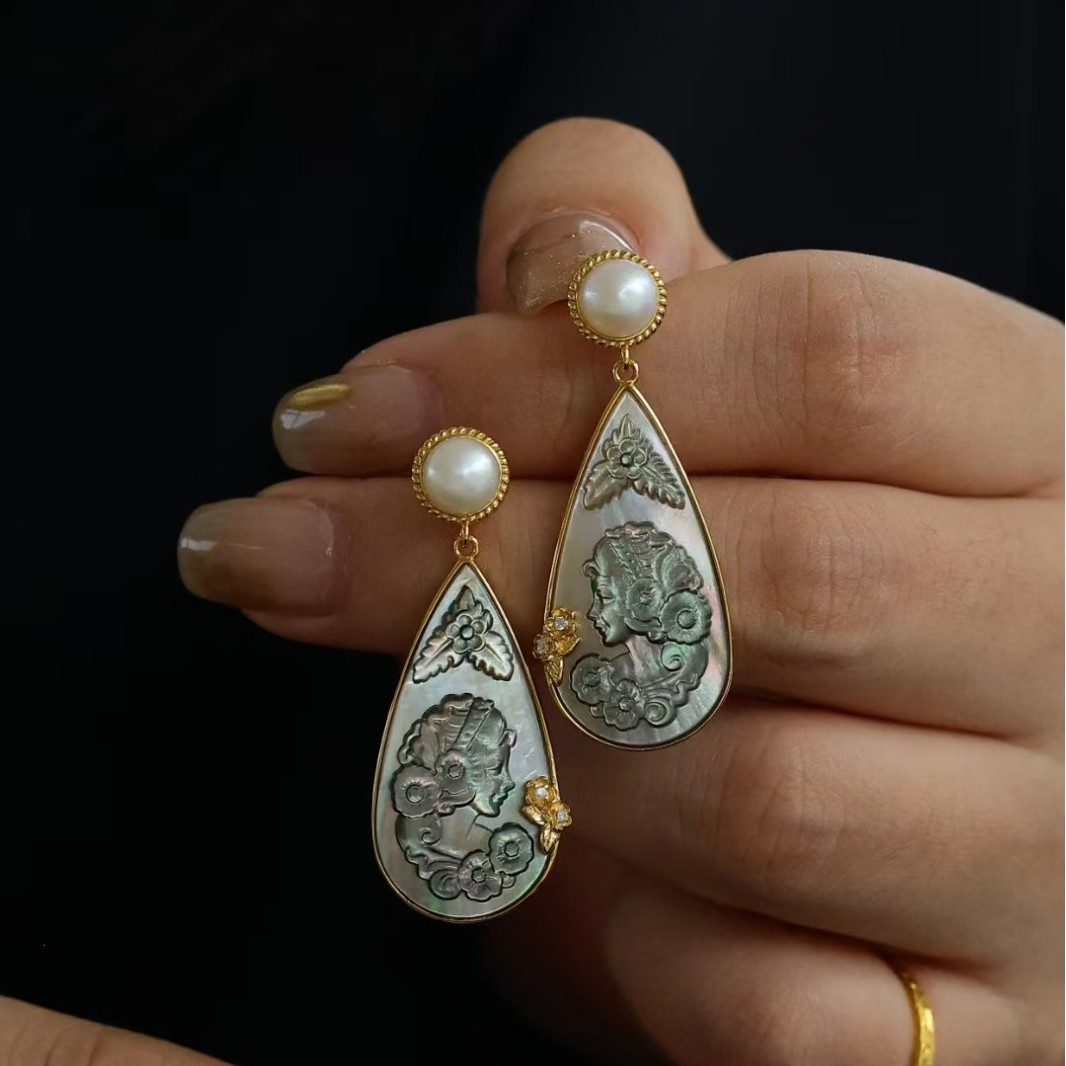 Серьги королевы с каплевидным камеем, инкрустированные белым и черным перламутром, гранатом и жемчугом, новая модель 2025 года