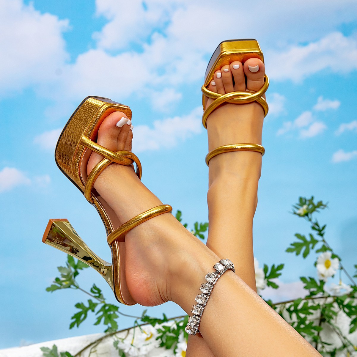 Кросс-бордерные европейские и американские золотые универсальные туфли на высоком каблуке, квадратный носок, женский стиль, сексуальные универсальные сандалии для повседневной носки