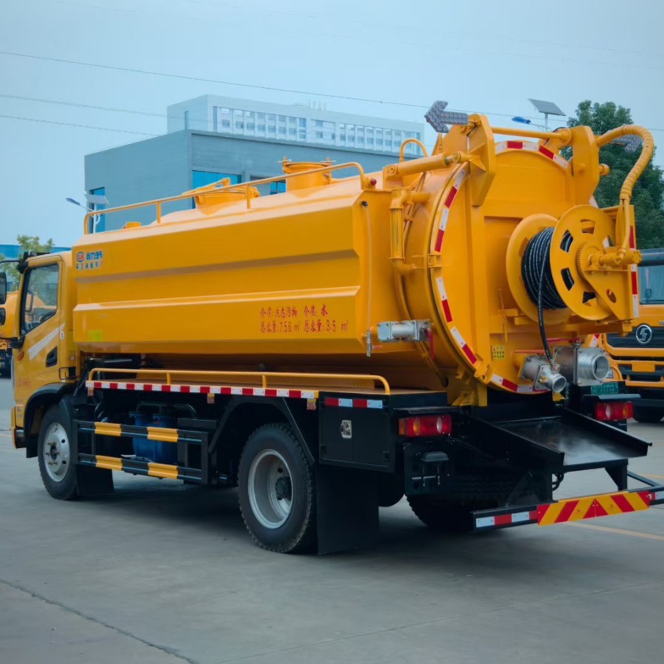 Dongfeng Huashen 12.7 Cubic Meter High-Pressure Cleaning and Suction Truck Yuchai 180 Horsepower Multi-Functional Suction Truck United Drainage