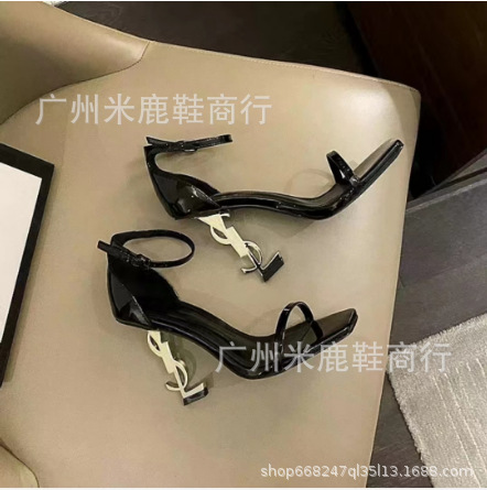 2023YS Woods черные лакированные сандалии на высоком каблуке с одной лямкой и металлическим буквенным каблуком, стиль светской львицы