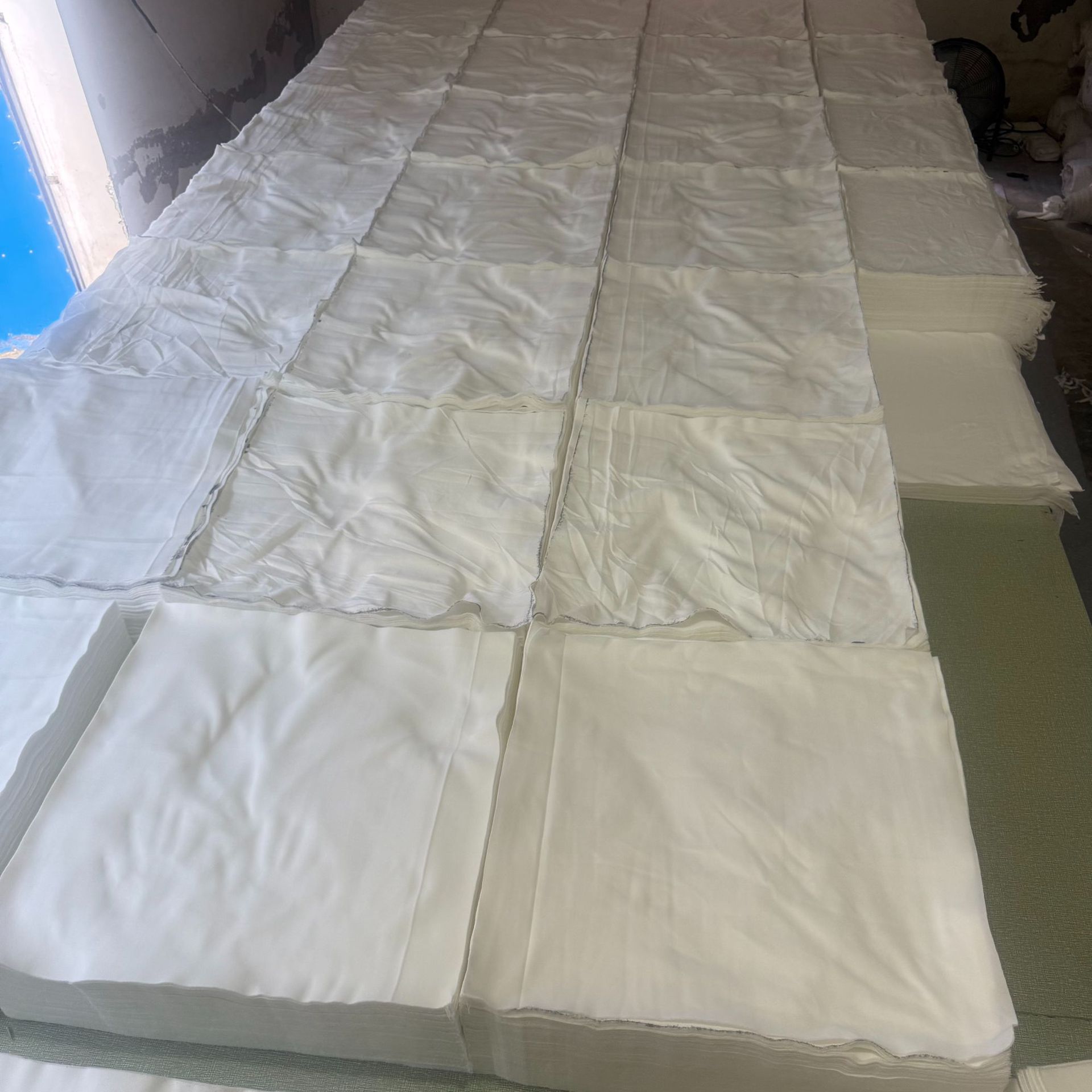 White Lint-Free Absorbent Cotton Industrial Cleaning Cloth for Machine Repair and Wiping Oil, Large Cotton Scraps