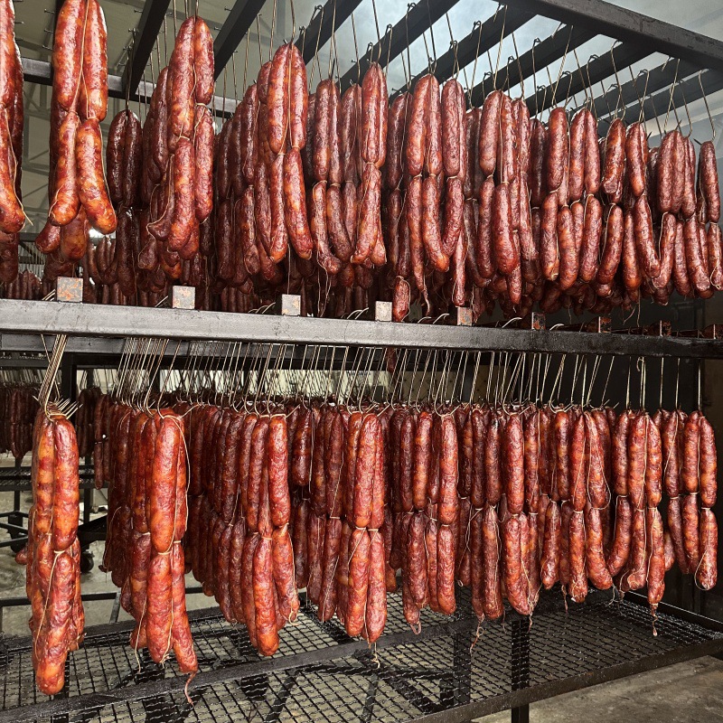 Острая колбаса с пятью специями, специальность фермерского хозяйства, аутентичная копченая свинина
