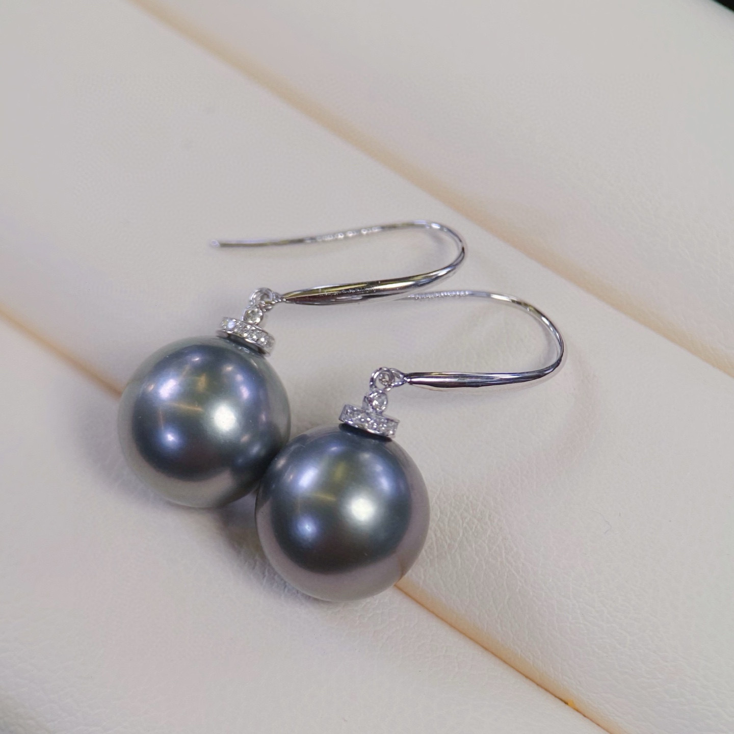 Аксессуары из платины Pt900 Простые ушки для серег с бриллиантом D0.03Ct, изображение с бусинами 10-11, 12-13мм