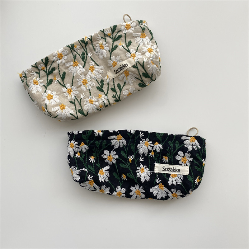 19221 Small Fresh Embroidered Daisy Flower Cosmetic Bag for Women Simple Portable Pencil Bag Large Capacity Japanese Style Artsy