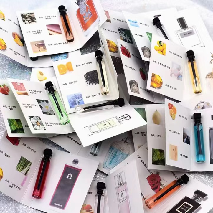 Clearance wholesale perfume 2ml small samples more than 30 kinds of fragrance carry-on random hair card perfume types
